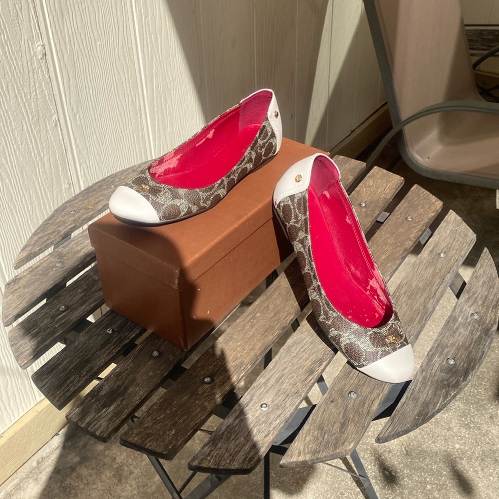 coach women flat shoes. In great condition. They’re like new.